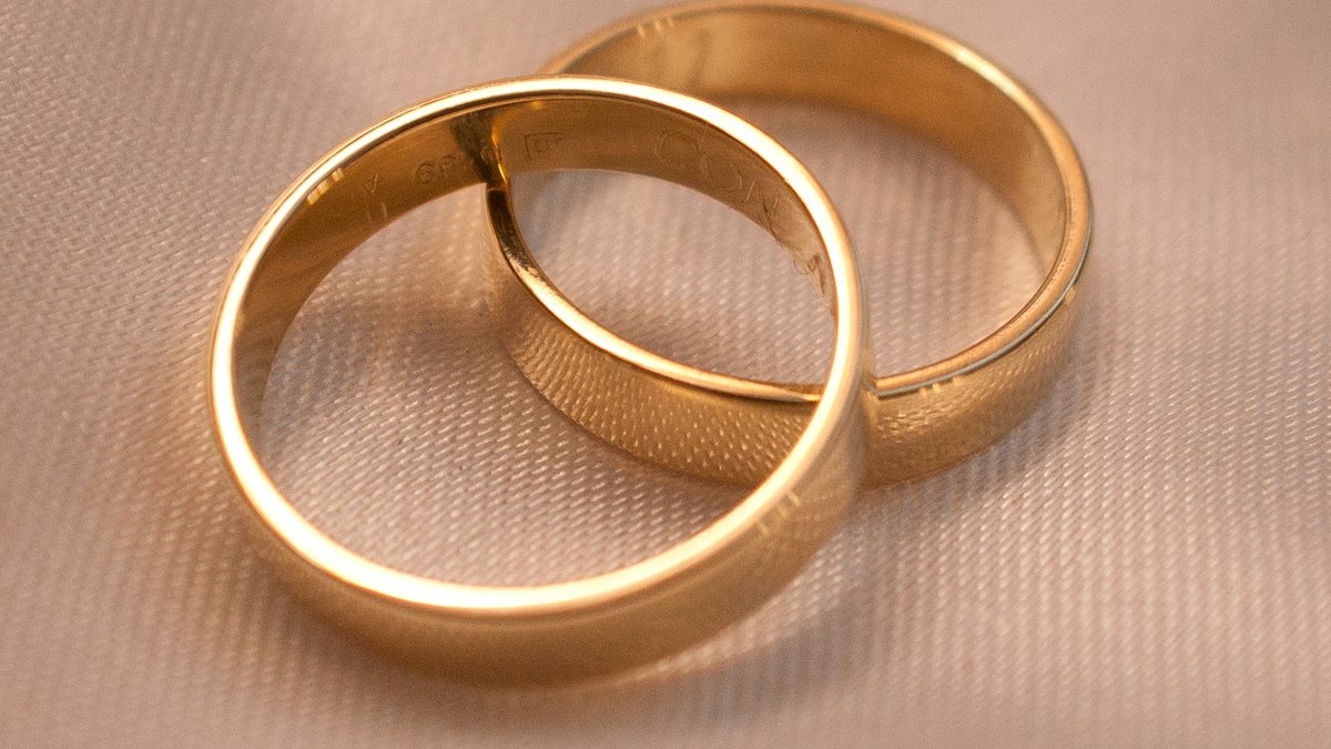 Duas alianças de casamento douradas