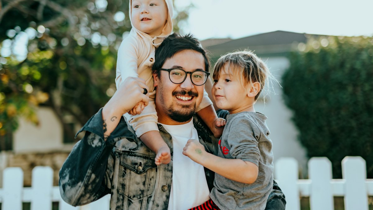 Pai com os filhos ao ar livre