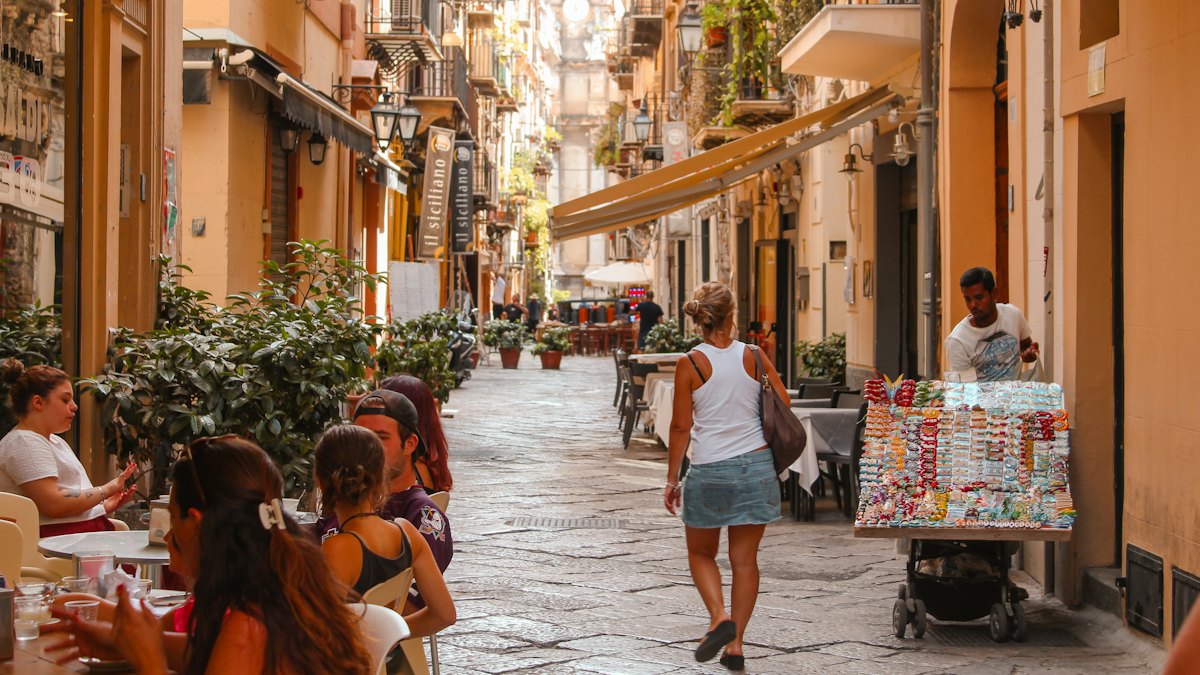 Rua histórica com casas coloridas em cidade italiana