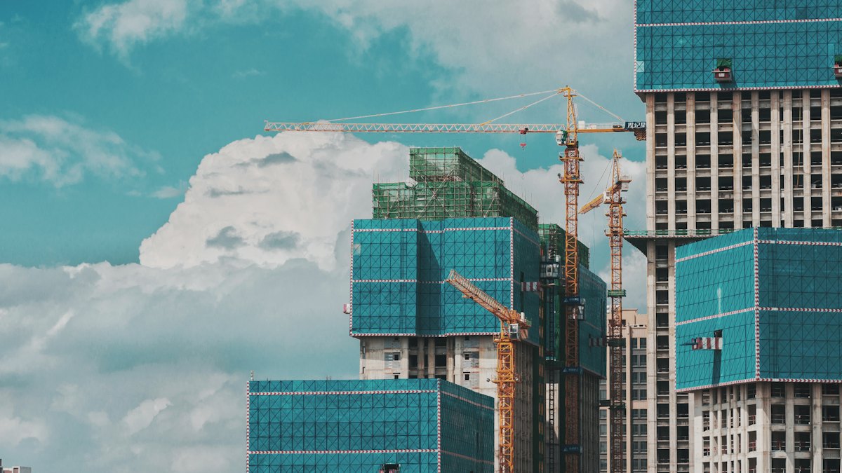 Prédios residenciais em construção com guindaste