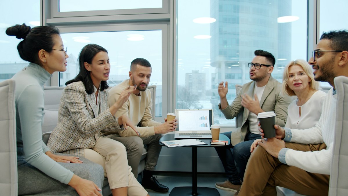 Sócios conversando em reunião de negócios